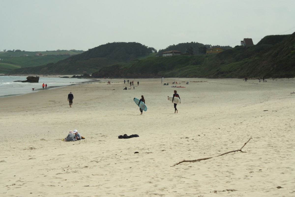 Surfistas en playa Merón, San Vicente de la Barquera, Cantabria