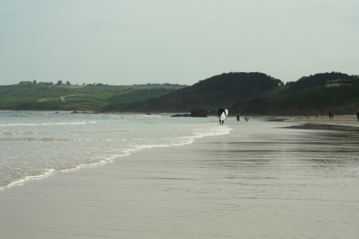 Surf en playa Merón, San Vicente de la Barquera, Cantabria