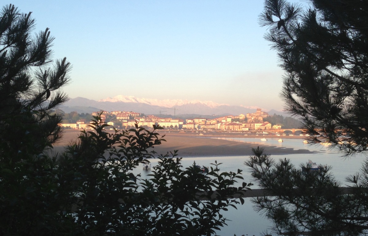 Bahía marea baja y soleada San Vicente de la Barquera