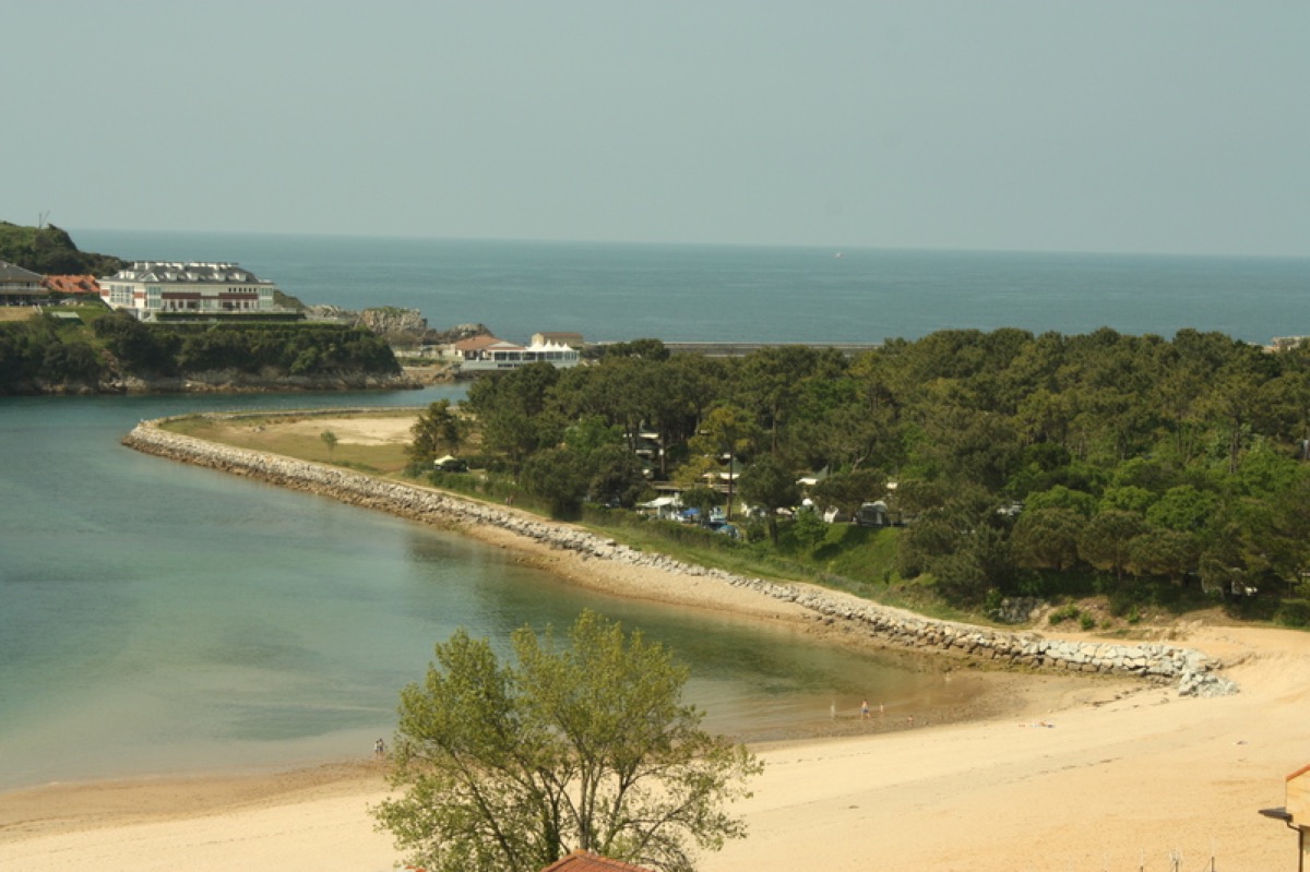 Camping desde arriba y playa Tostadero, San Vicente de la Barquera, Cantabria