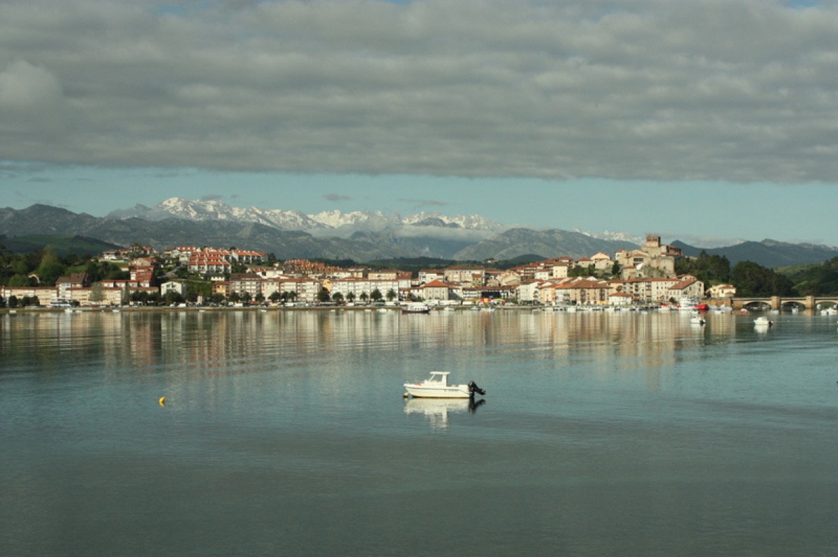Bahía y pueblo de San Vicente de la Barquera desde camping
