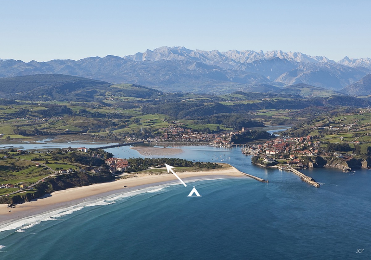 Vista aérea de San Vicente de la Barquera y Picos de Europa, Cantabria