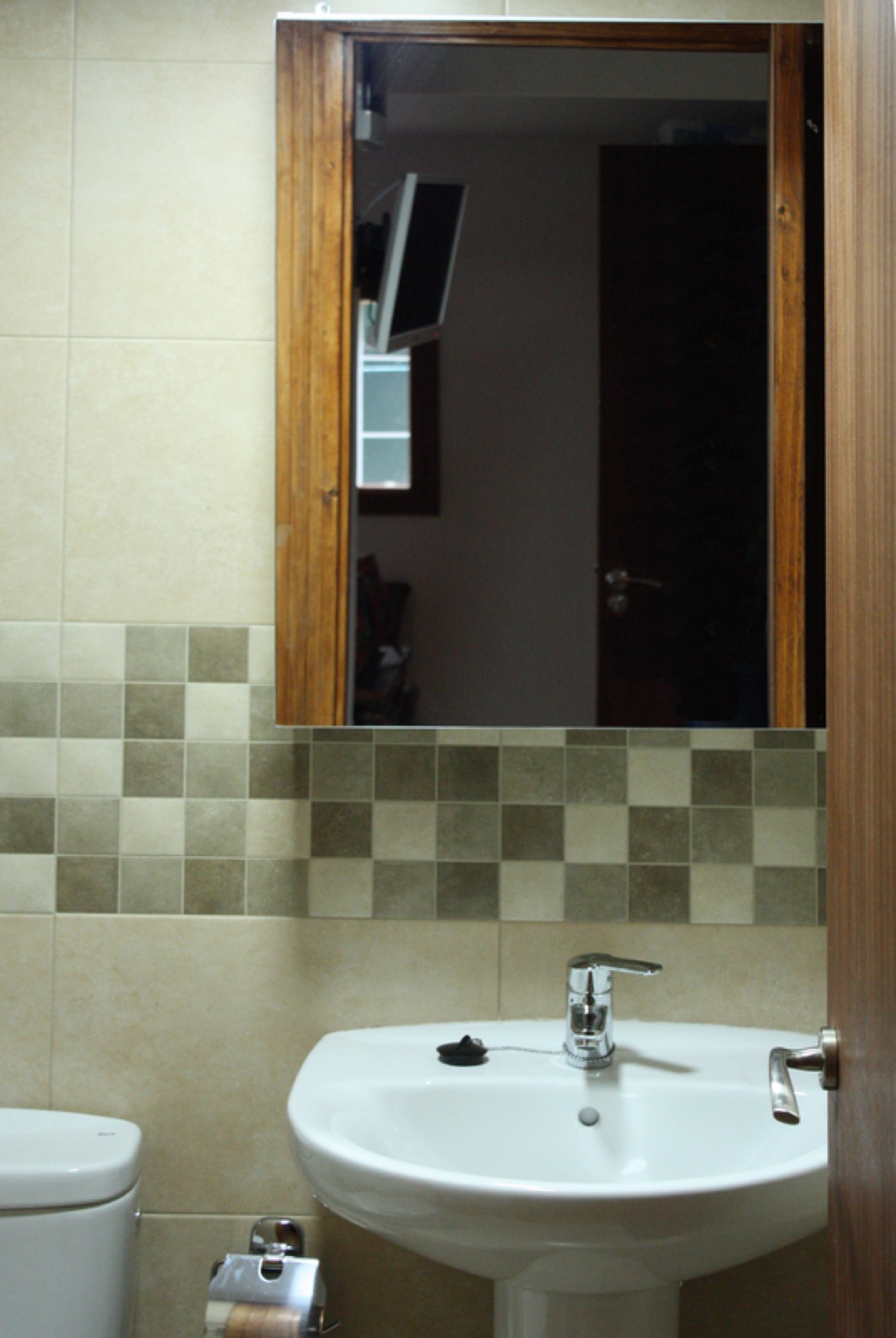 Armario espejo cerrado baño bungalow, San Vicente de la Barquera, Cantabria