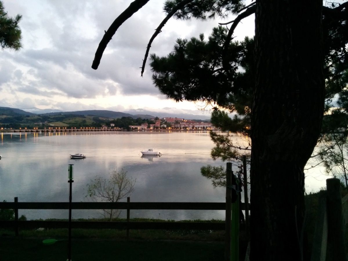 Vistas bahía noche San Vicente de la Barquera desde bungalow