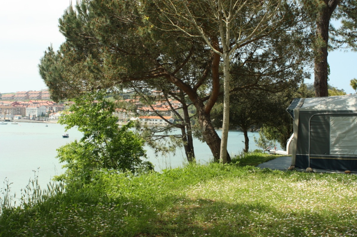 Parcelas con árboles y vistas bahía San Vicente de la Barquera